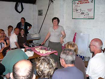 Fabrication du Neufchâtel. Visite très instructive et pittoresque grâce aux commentaires d’une agricultrice locale.