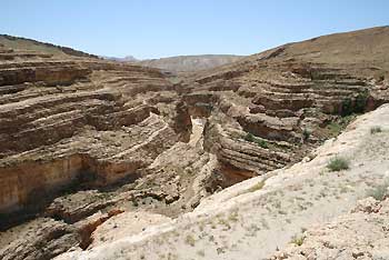 Souvenir des folles poursuites de Star Wars ! Les canyons entouraient autrefois le village de tous côtés, une forteresse naturelle. Le village a été abandonné en 1969 mais semble toujours suspendu dans le vide.