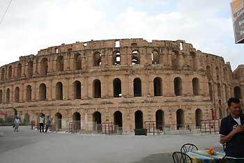 El Jem. Amphithéâtre romain (238 ap. JC) qui pouvait accueillir 30 000 spectateurs. On peut encore y voir aujourd’hui les fosses aux lions et un système très élaboré de canalisations d’eau de pluie et de citernes pour l’alimentation hydrique.